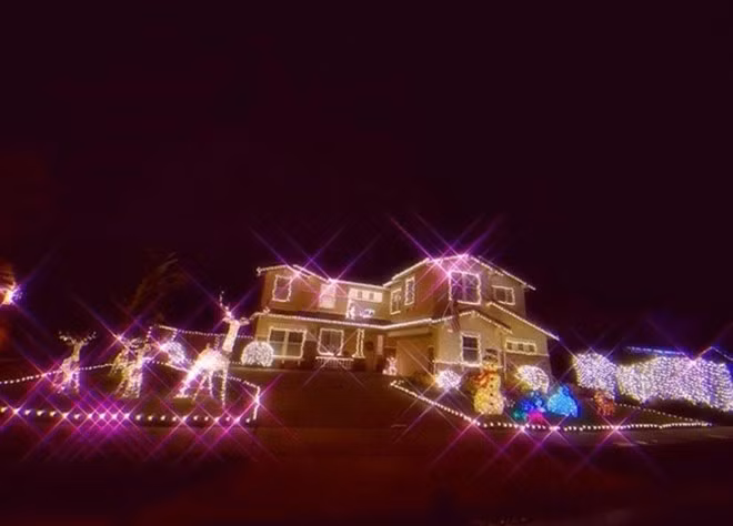 Có năm, căn biệt thự được giăng đèn từ ngoài vườn đến xung quanh nhà. Nguồn ảnh: FBNV