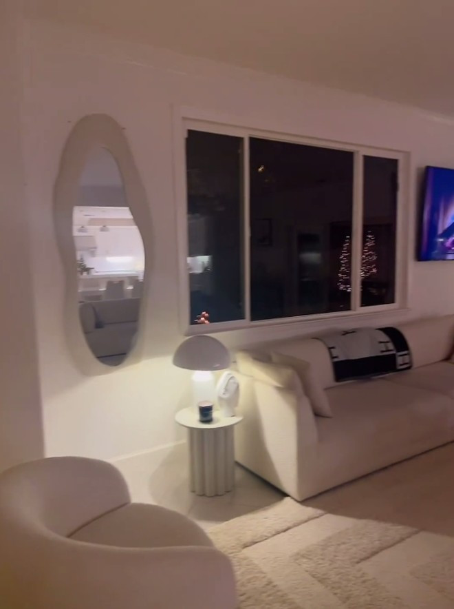 Thông qua bài đăng, Phạm Hương khéo khoe căn biệt thự sang trọng với nhiều góc khác nhau.