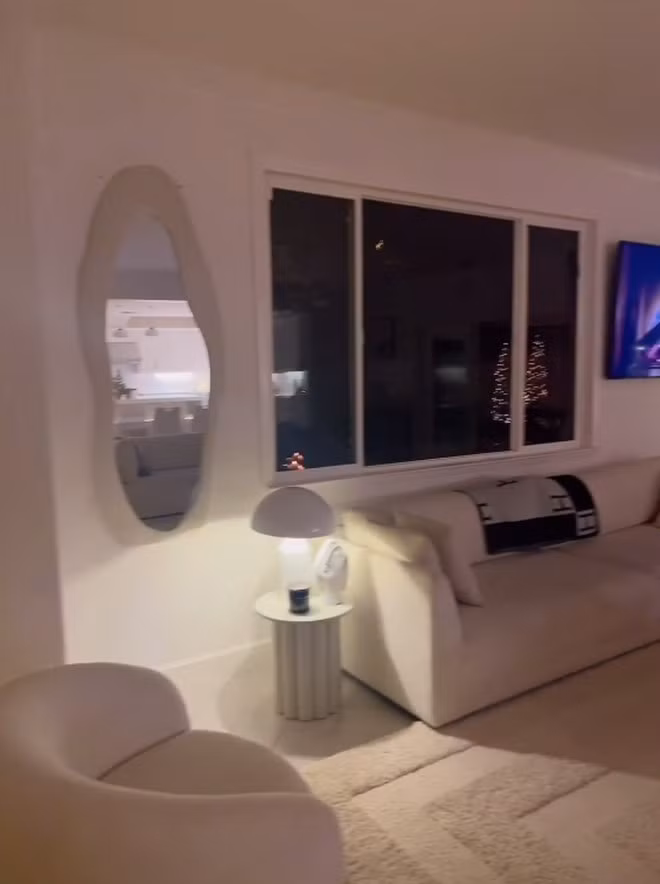 Thông qua bài đăng, Phạm Hương khéo khoe căn biệt thự sang trọng với nhiều góc khác nhau.