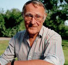 Ingvar Kamprad không phung phí cho các thứ vật chất xa xỉ, vẫn lái chiếc Volvo cà tàng, đi máy bay với loại vé phổ thông và mua hàng giảm giá. Ảnh: Getty