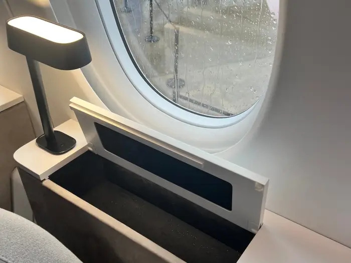 Phía dưới cửa sổ có thêm ngăn đựng đồ.