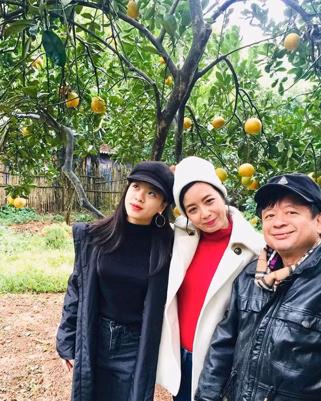 Do muốn tự chăm chút cho cơ ngơi dưỡng già, Chiều Xuân và người thân chọn từng cây giống và nghiên cứu cách trồng trọt hiệu quả, hiện đại nhất. Ảnh: FBNV