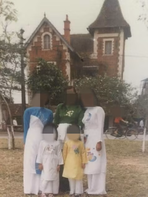 Đặc trưng nhất cho phong cách này nằm ở hệ thống mái với độ dốc lớn, vốn để phòng tránh tuyết đọng. Trên đỉnh mái được tô điểm thêm ống khói làm tăng thêm nét cổ kính. Ảnh: Facebook