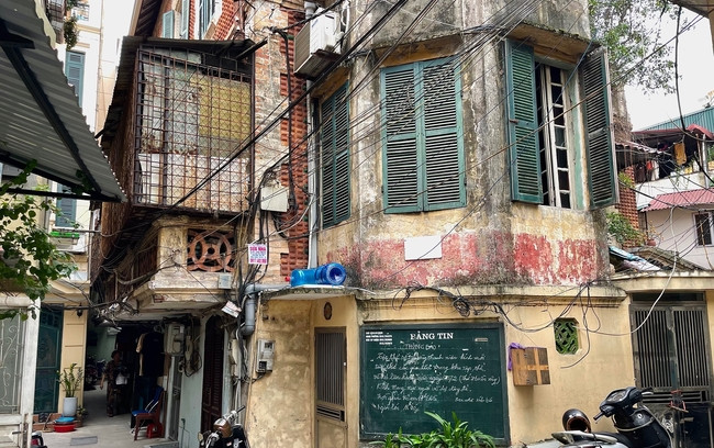 Xung quanh căn nhà được cải tạo, sử dụng làm đường đi và nơi sinh hoạt của người dân. Ảnh: Dân Việt