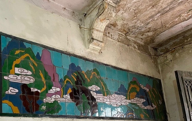 Tường hành lang được ốp bức tranh bằng gạch minh họa Vịnh Hạ Long. Ảnh: Dân Việt