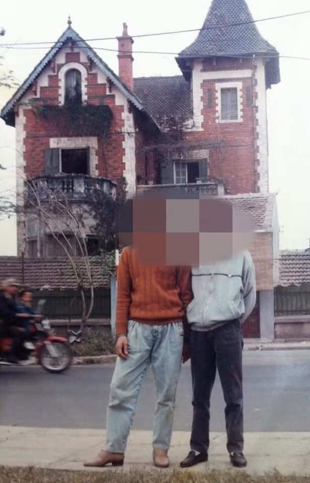 Vào thập niên 70, 80, biệt thự cổ số 9 đường Thanh Niên là một địa điểm tuyệt vời cho nhiều người chụp ảnh. Căn nhà mang đậm kiến trúc miền Bắc nước Pháp. Ảnh: Facebook