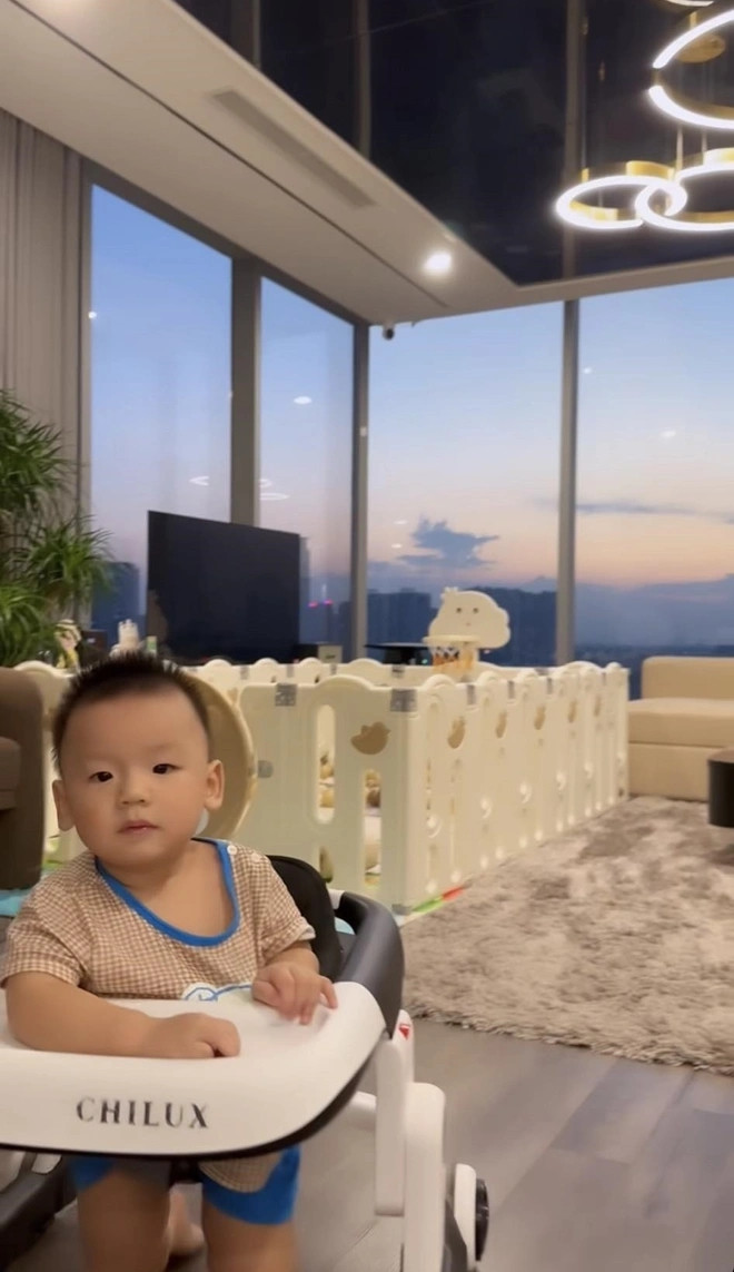 Vì vậy, vợ chồng nam cầu thủ đều có thể ngắm hoàng hôn hay khi thành phố lên đèn. Ảnh: FBNV