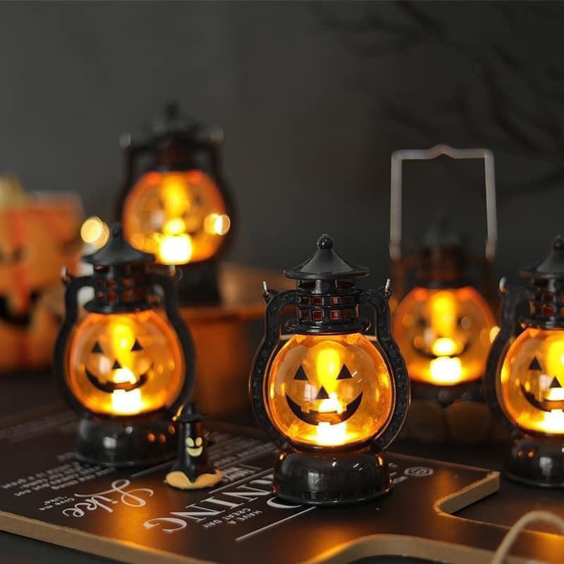 Ngoài bí ngô, mẫu đèn Halloween cũng khá hút khách trên thị trường. Ảnh: FB Nguyễn Bích Thảo