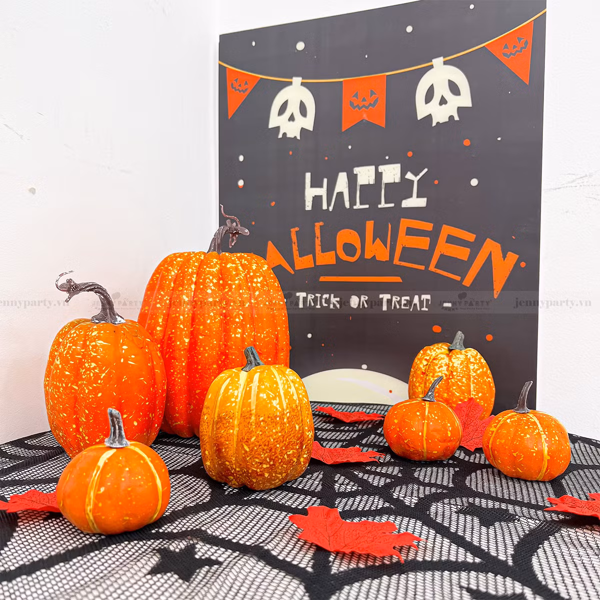 Trong đó, phổ biến nhất là bí ngô đủ màu sắc, hình thù đẹp mắt. Ảnh: Facebook