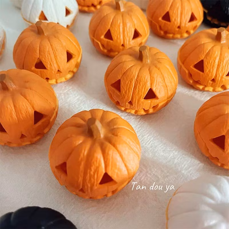 Chiếc đèn làm bằng nhựa, có 3 màu, có đèn, tạo hiệu ứng chiếu sáng...giá khoảng hơn 200.000 đồng. Ảnh: FB Michito Mini