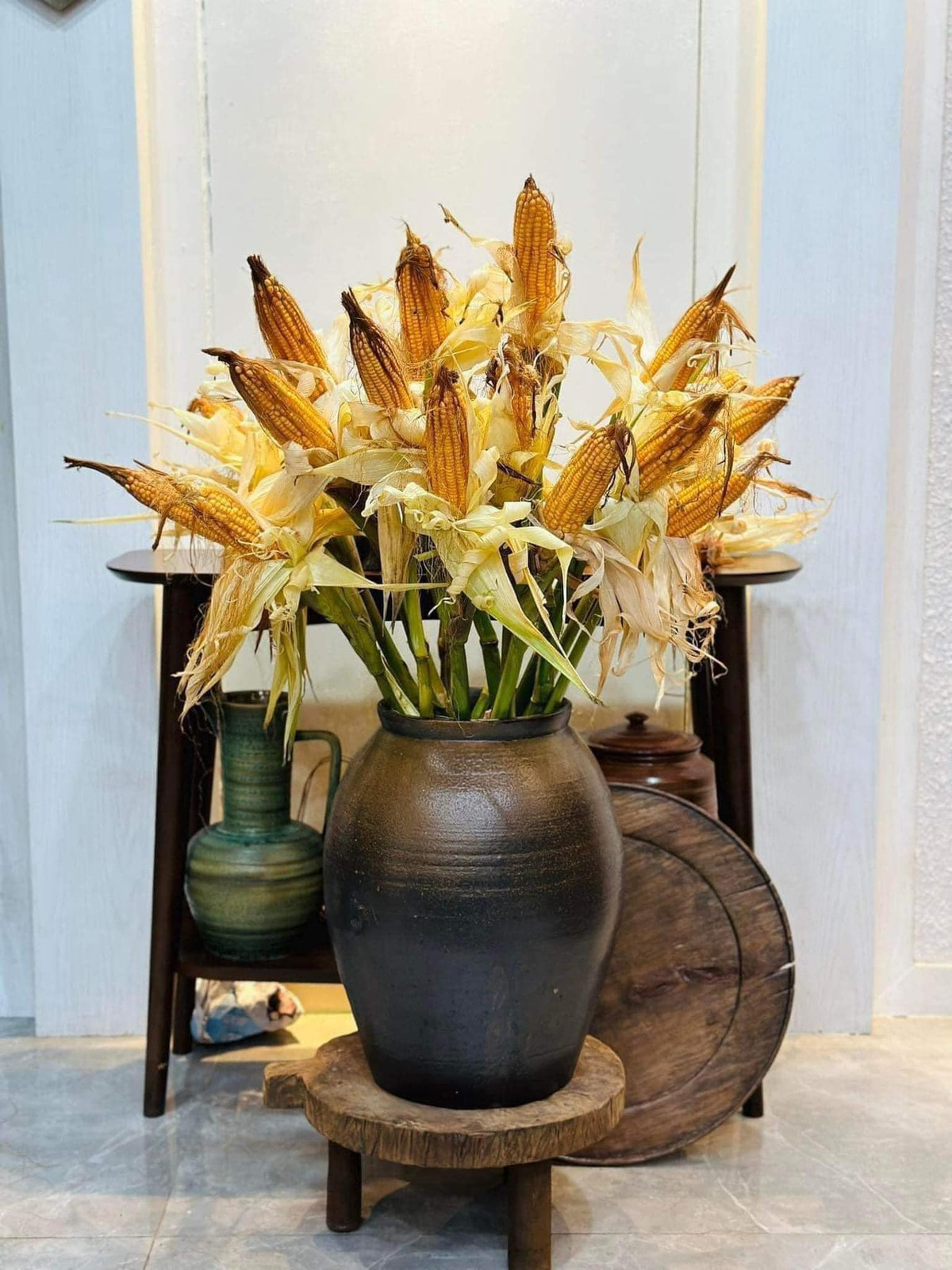 Cành bắp ngô lần đầu xuất hiện cũng được nhiều gia đình chọn để trang trí dịp Halloween năm nay. Ảnh: Facebook