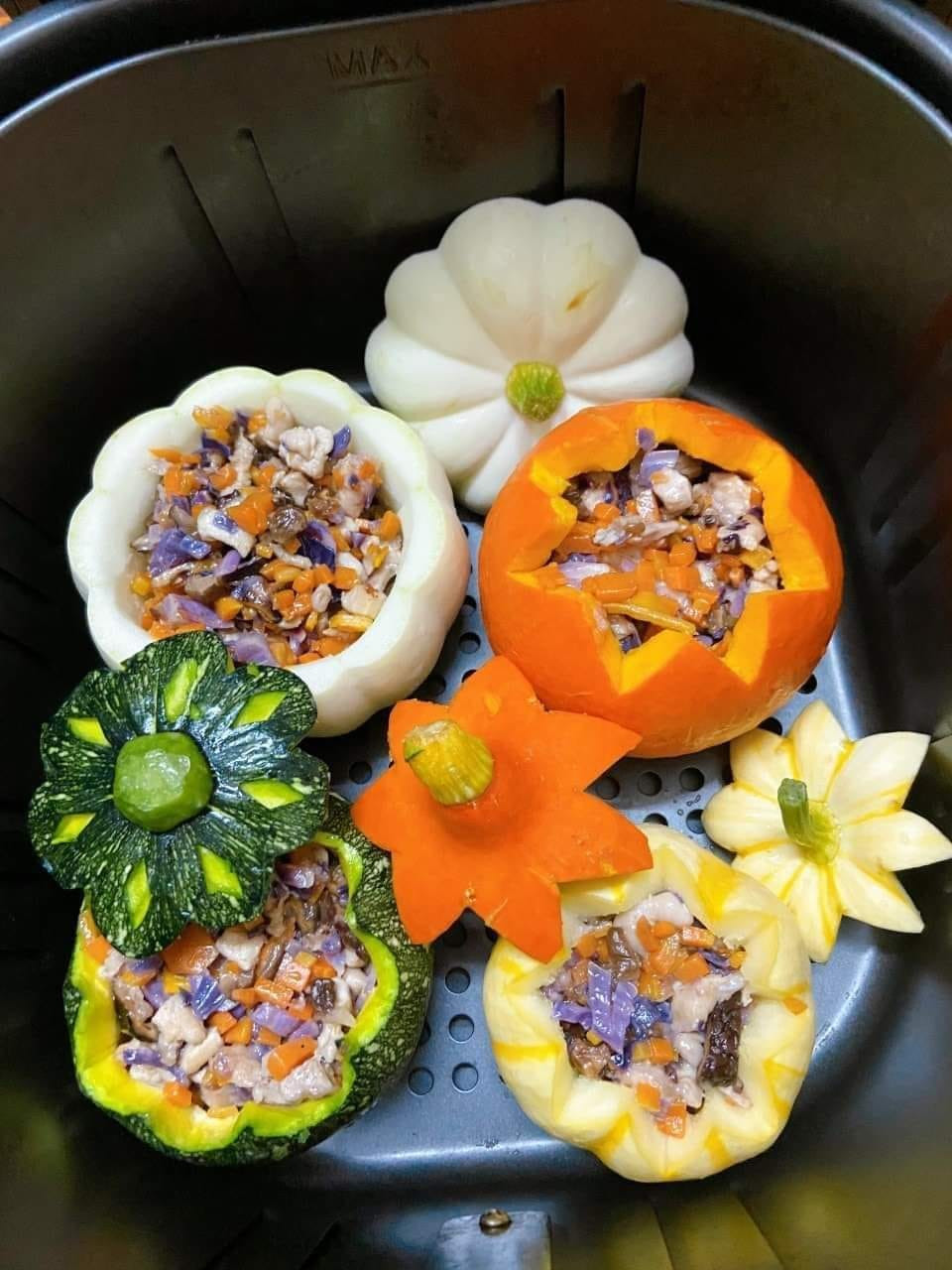 Các loại bí ngô đủ màu sắc vàng, xanh, trắng được tạo hình độc đáo. Ảnh: FB Nguyen Trang