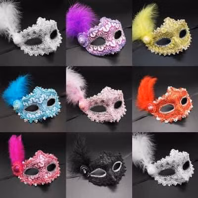 Mặt nạ Hallowen với đủ các hình dáng, mẫu mã được rao bán rầm rộ. Ảnh: Facebook