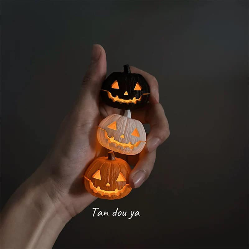 Đèn quả bí Halloween cũng là mặt hàng độc lạ thu hút nhiều khách hàng quan tâm. Ảnh: FB Michito Mini