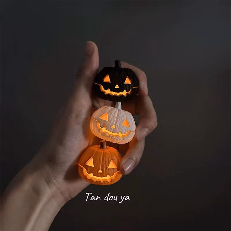 Đèn quả bí Halloween cũng là mặt hàng độc lạ thu hút nhiều khách hàng quan tâm. Ảnh: FB Michito Mini