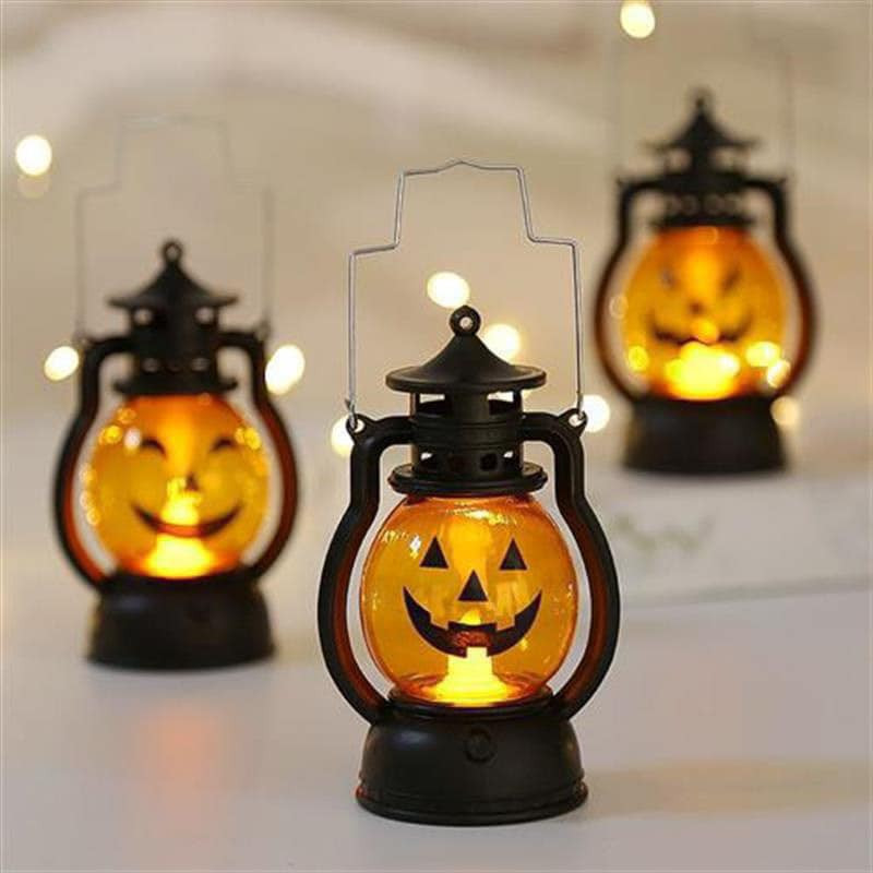 Đèn cày Halloween chạy bằng pin, dùng trang trí cho gia đình, lớp học, quán cà phê... Giá loại đèn này khoảng 90.000 đồng/5c hoặc 150.000 đồng/10c. Ảnh: FB Nguyễn Bích Thảo