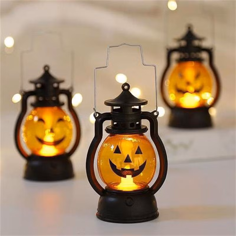 Đèn cày Halloween chạy bằng pin, dùng trang trí cho gia đình, lớp học, quán cà phê... Giá loại đèn này khoảng 90.000 đồng/5c hoặc 150.000 đồng/10c. Ảnh: FB Nguyễn Bích Thảo