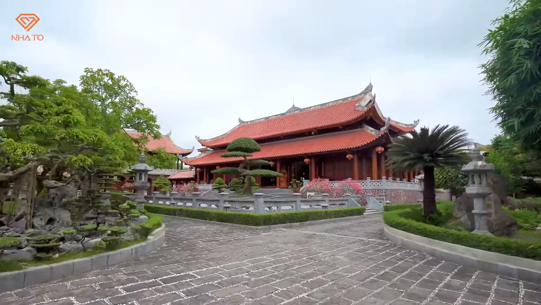 Tọa lạc tại xã Nghi Phú (TP Vinh, Nghệ An), công trình có tổng diện tích 4.000 m2 được nhiều người ví như biệt phủ. 