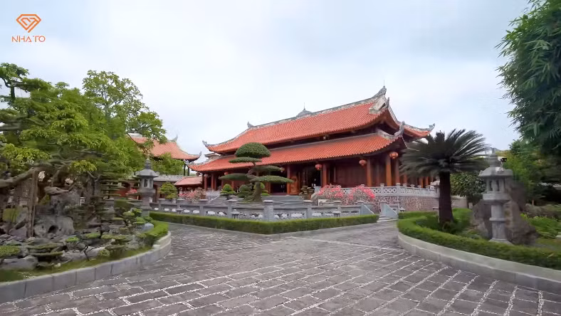 Tọa lạc tại xã Nghi Phú (TP Vinh, Nghệ An), công trình có tổng diện tích 4.000 m2 được nhiều người ví như biệt phủ. 