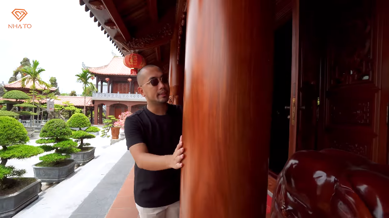 Biệt phủ có 46 cột trụ gỗ với đường kính lên tới gần 50cm.