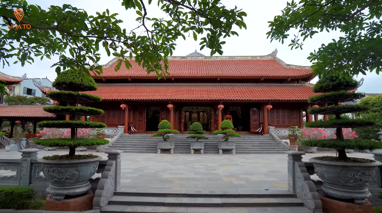 Biệt phủ rộng hơn 4.000 m2, được xây dựng hoàn toàn bằng gỗ và hoàn thành vào năm 2005.