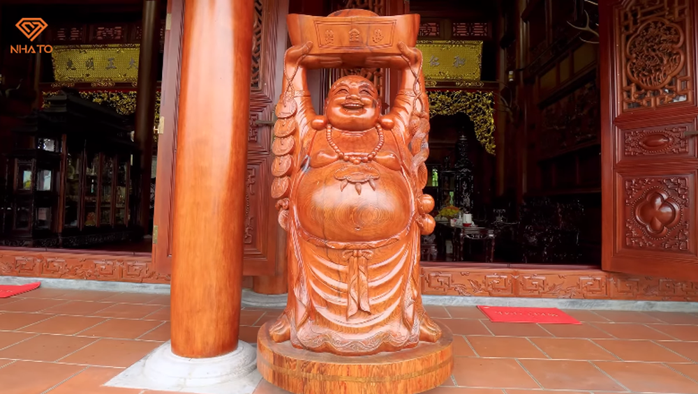 Đáng chú ý, biệt phủ được xây dựng hoàn toàn bằng gỗ, trong đó chủ yếu là gỗ Hương Lào có khả năng chống chịu tốt với thời tiết, không bị cong vênh hay mối mọt.