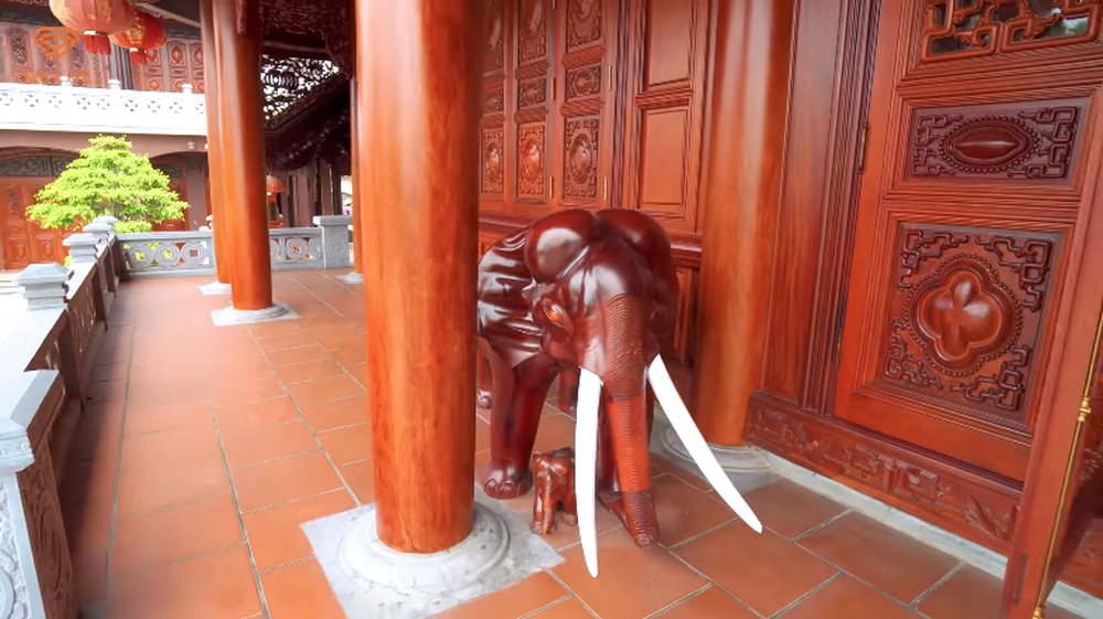 Sàn được lát gạch đỏ, phù hợp với những căn nhà gỗ.