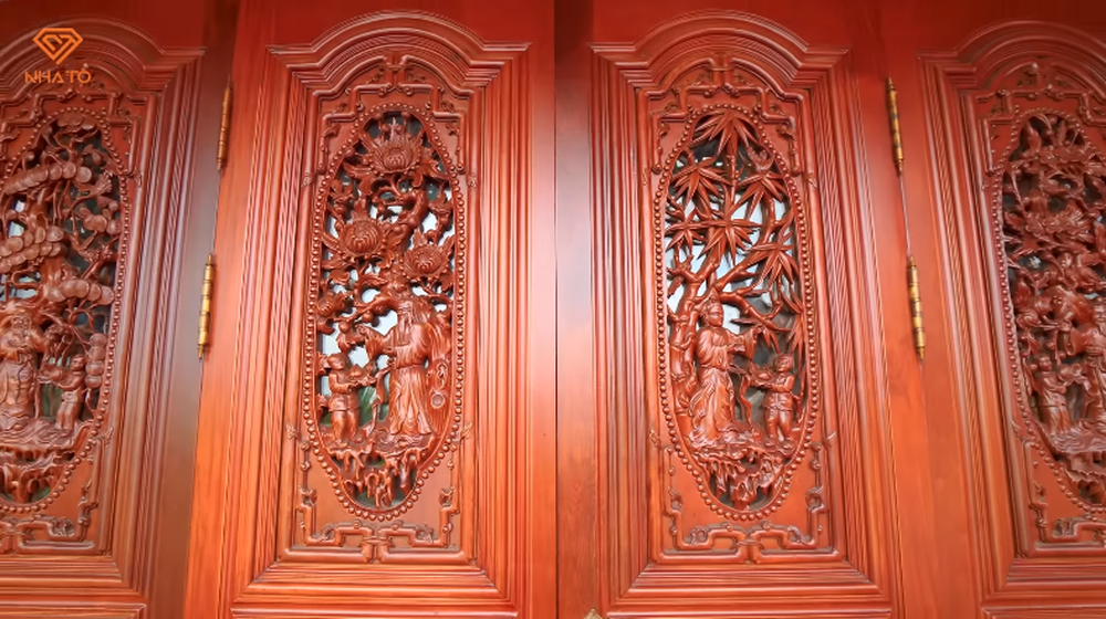 Các cánh cửa được chạm trổ công phu bởi bàn tay nghệ nhân đến từ Nam Định.