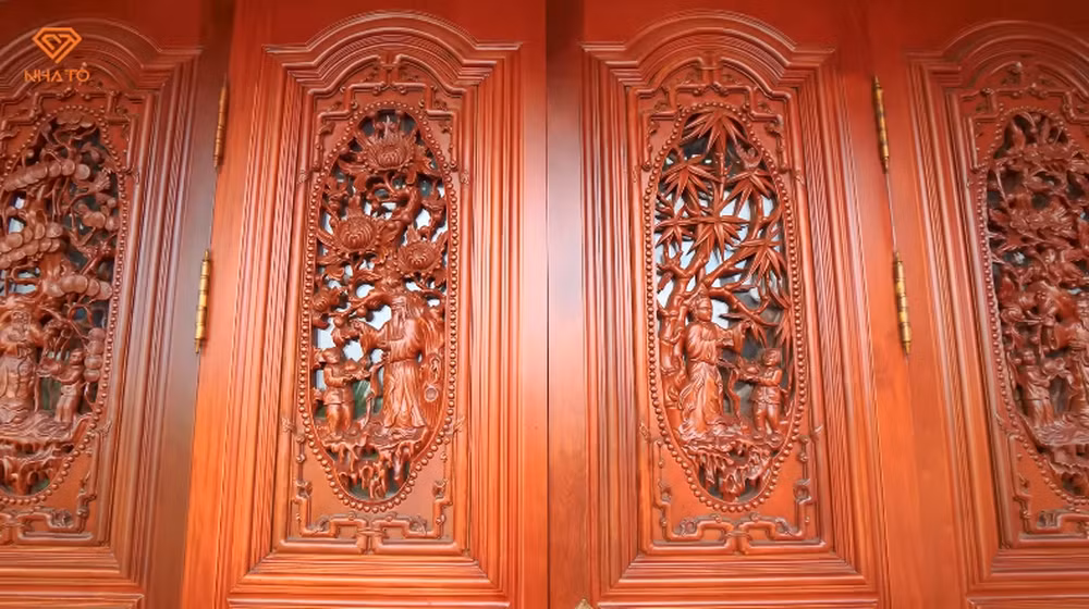 Các cánh cửa được chạm trổ công phu bởi bàn tay nghệ nhân đến từ Nam Định.