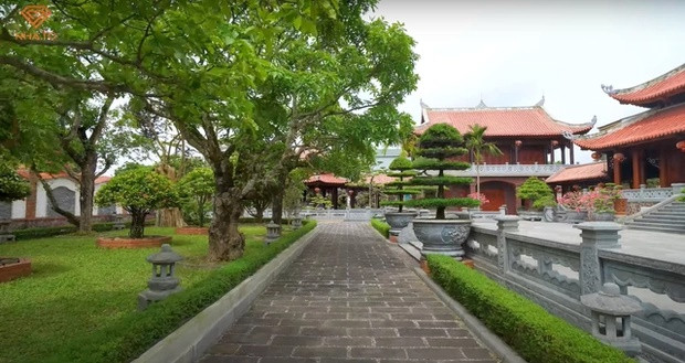 Những con đường rộng rãi, được lát đá.