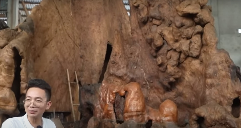 Hiện nay, chỉ còn 2 người chăm sóc gốc cây hằng ngày. Ước tính, ông Chiến đã chi khoảng 2-3 tỷ đồng để “phục vụ” gốc cây bàng cổ thụ này.