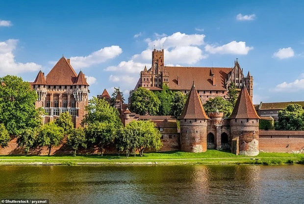 Hàng năm có hơn 300.000 khách du lịch từ 84 quốc gia trên thế giới đến thăm lâu đài này. Nguồn ảnh: Getty