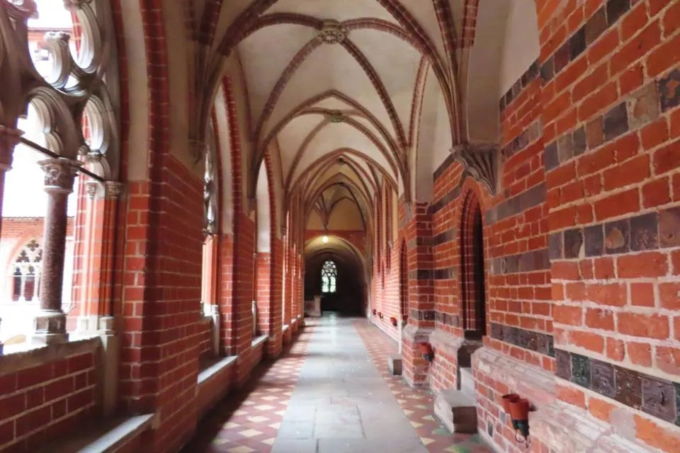 Hành lang Gothic bên trong tòa lâu đài Malbork.