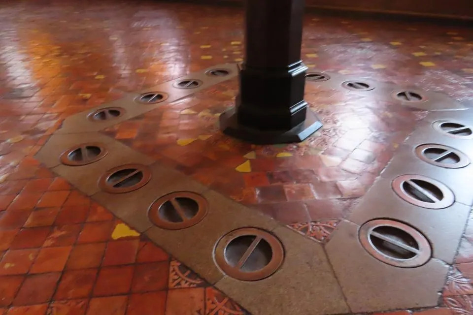 Bên trong tòa nhà có hệ thống sưởi sàn độc đáo.