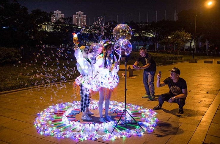 Khi bóng tối ập xuống, cả làng Beixiazhu lại sáng đèn để 5000 người phát livestream bán hàng đến tận khuya.