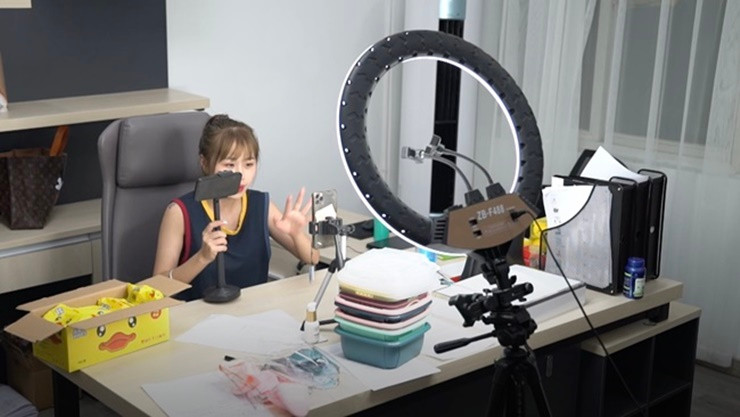 Làng Beixiazhu nhộn nhịp suốt ngày đêm, trên con đường chính của làng, xe tải chở đầy hàng hóa ra vào tấp nập.