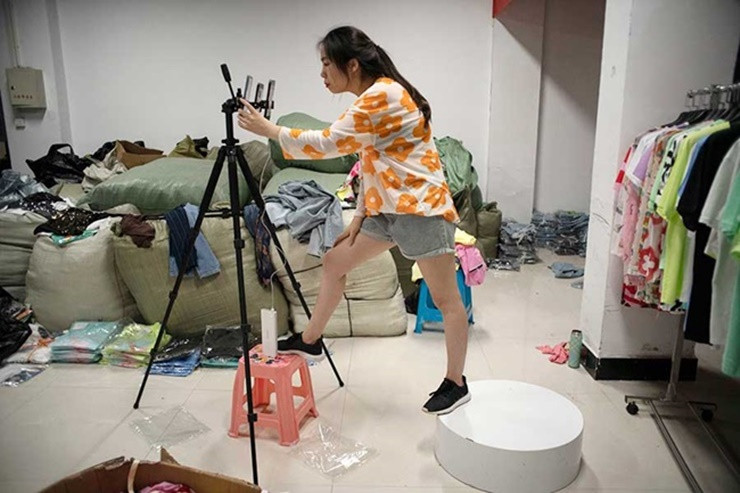 Tối là thời điểm vàng phátlivestream nên cả ngôi làng được thắp sáng và gần như hoạt động nhiều về đêm.