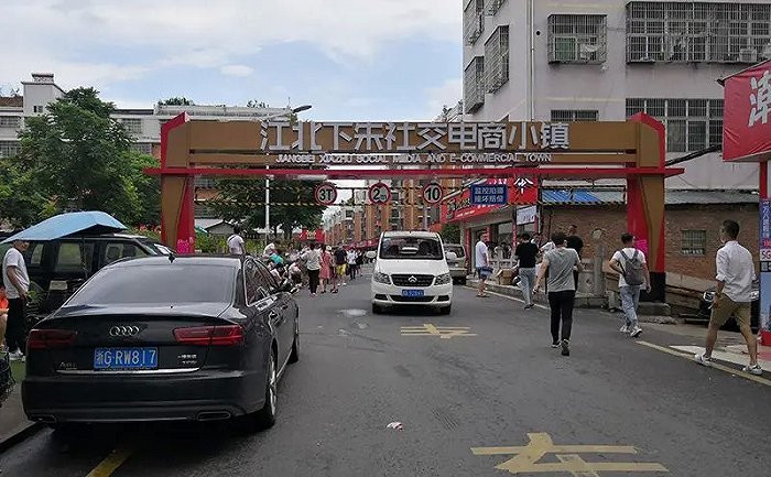 Do tất cả mọi người trong làng đều bán hàng livestream nên đã thu hút sự chú ý của nhiều người trên toàn Trung Quốc. Nhờ đó, nông dân trong làng trở nên giàu có.