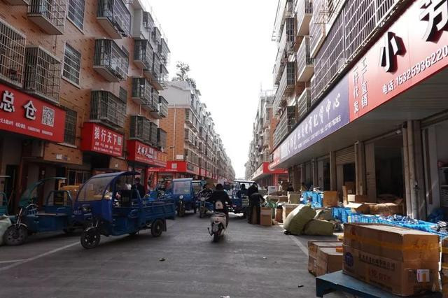 Dù chỉ rộng 22ha và có khoảng 13.000 cư dân lưu trú nhưng làng Beixiazhu là nơi tập trung của của hơn 1.000 công ty thương mại điện tử và 40 chi nhánh công ty chuyển phát nhanh.