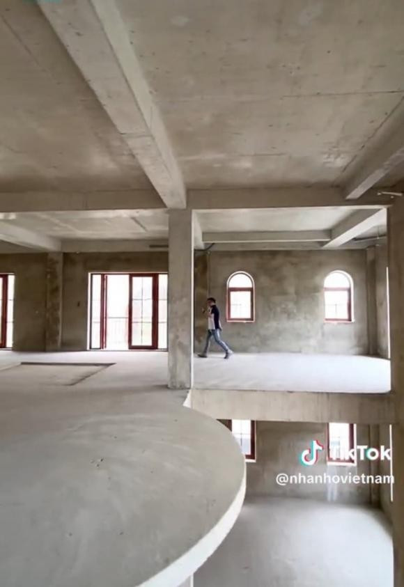 Bên trong biệt thự có 1 hầm để xe và sân thượng cùng hồ bơi cực rộng. Ảnh: Tiktok