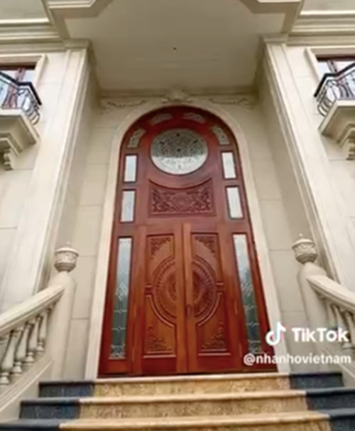 Cửa nhà bằng gỗ bề thế. Ảnh: Tiktok