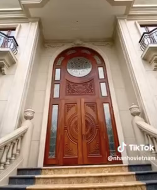 Cửa nhà bằng gỗ bề thế. Ảnh: Tiktok