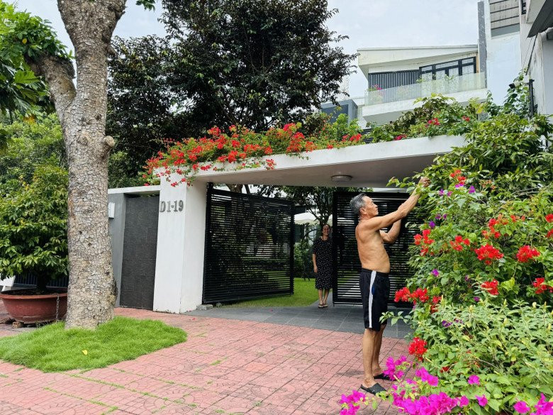 Mới đây, diễn viên Quốc Trường chia sẻ hình ảnh bố mẹ ở cổng căn biệt thự tại Cần Thơ. Qua bức ảnh, không ít khán giả trầm trồ trước không gian sống đáng mơ ước của bố mẹ nam diễn viên.