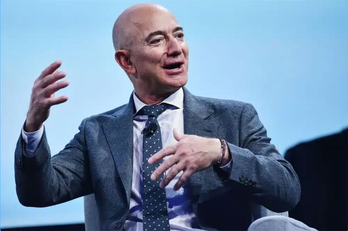 Với 169,8 tỷ USD, tỷ phú Jeff Bezos đứng vị trí thứ 3. Từ ngày 1 tháng 11 năm 2023 đến ngày 1 tháng 12, tài sản của ông đã tăng 12,5 tỷ USD nhờ cổ phiếu Amazon tăng giá. Kể từ khi Amazon IPO vào năm 1997, Forbes tính toán rằng Jeff Bezos đã bán được số cổ phiếu trị giá hơn 27 tỷ USD. Ảnh: CNBC