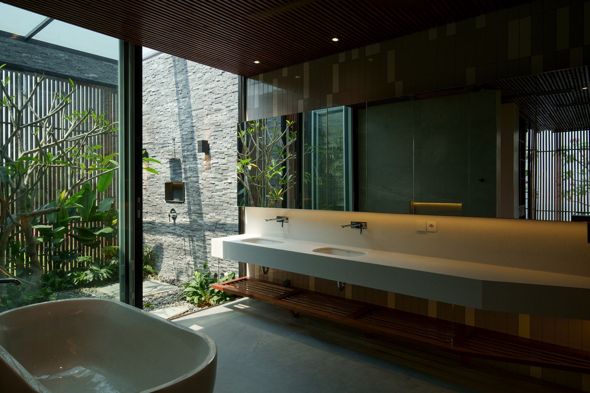 Phòng tắm kết hợp thiên nhiên trọn vẹn. Nguồn ảnh: 85Design