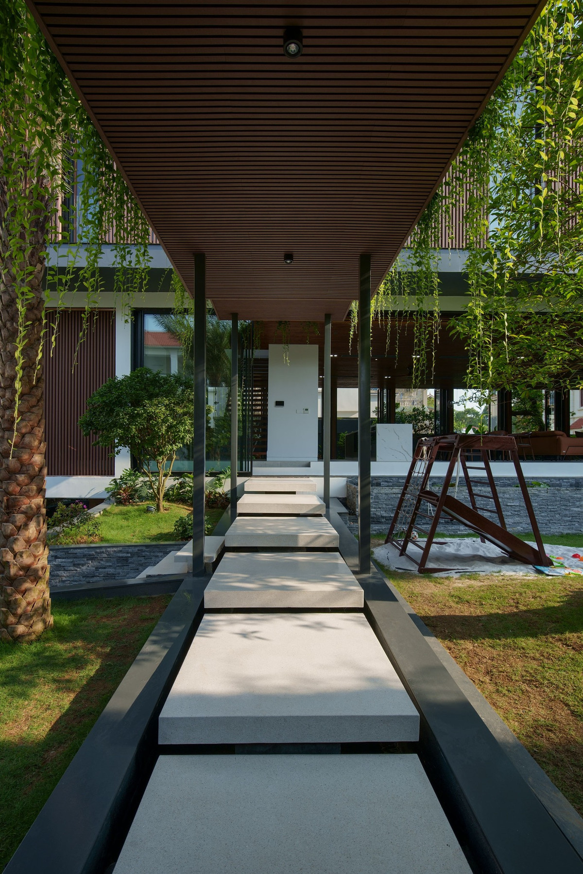 Vào mùa hè, nắng nóng kết hợp với những đợt gió khô hanh từ miền Tây và quá trình đô thị hóa, xi măng hóa khiến khí hậu nơi đây trở nên khắc nghiệt hơn.