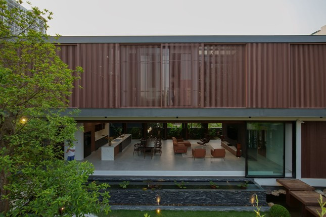 Do đó, mục tiêu chính của căn nhà không chỉ đáp ứng nhu cầu của gia đình 8 thành viên, mà còn giảm thiểu tác động của các hiện tượng khí hậu cực đoan đến người sử dụng.