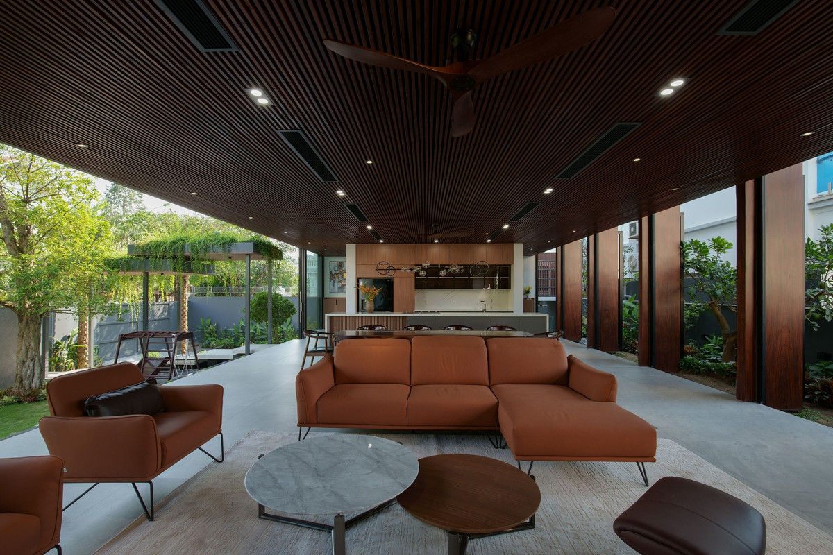 Để đáp ứng mục tiêu đó, kiến trúc sư tạo ra các lớp bảo vệ cho toàn bộ ngôi nhà. Kiến trúc sư cũng sử dụng nhiều cửa kính, cửa sổ bố trí hợp lý để tận dụng ánh sáng và gió trời.