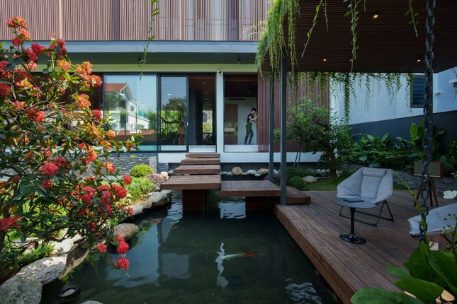 Hồ nước và cây xanh kết hợp để hấp thụ bức xạ nhiệt.