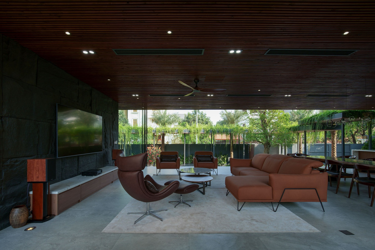 Tầng trệt gồm 3 phòng ngủ và 1 phòng tập thể dục xung quanh một không gian sinh hoạt chung rộng lớn bao gồm phòng khách, bếp và khu vực ăn uống.